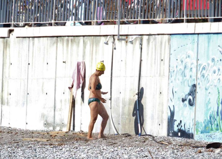 Karla Kaplı Türkiye’ye İnat Antalya’da Deniz Keyfi