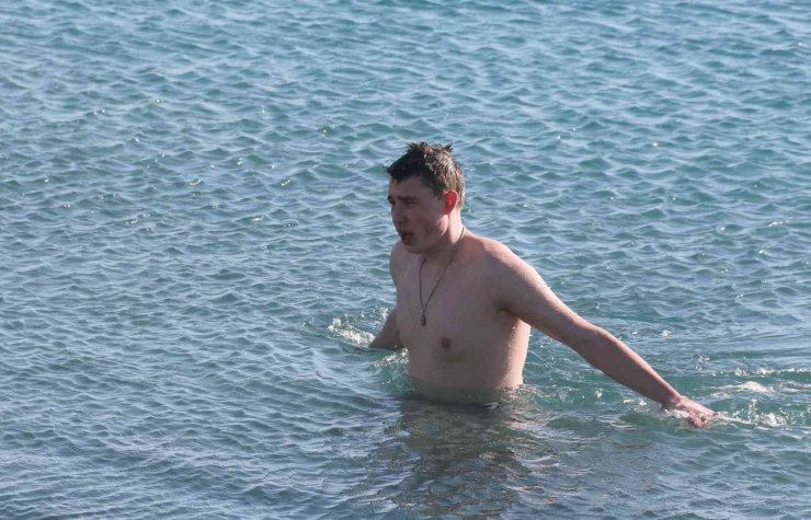 Karla Kaplı Türkiye’ye İnat Antalya’da Deniz Keyfi