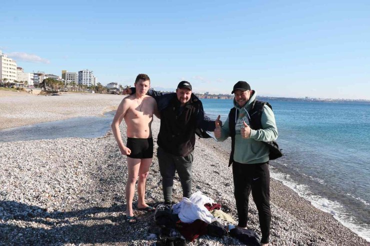 Karla Kaplı Türkiye’ye İnat Antalya’da Deniz Keyfi