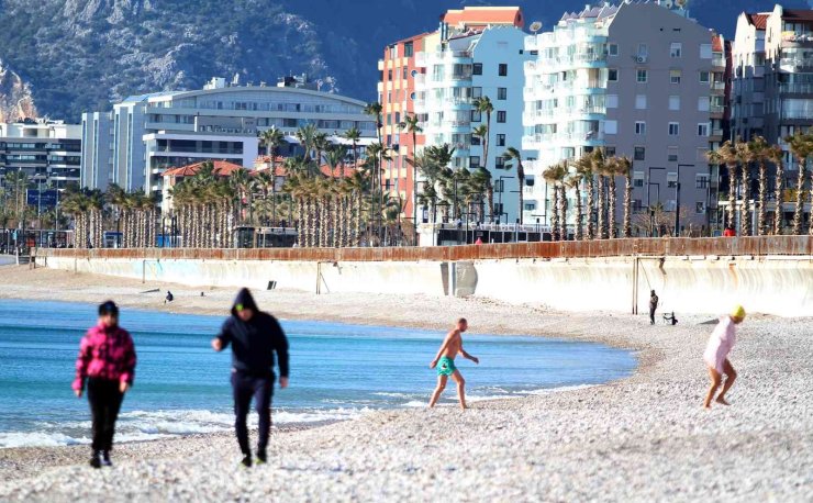 Karla Kaplı Türkiye’ye İnat Antalya’da Deniz Keyfi