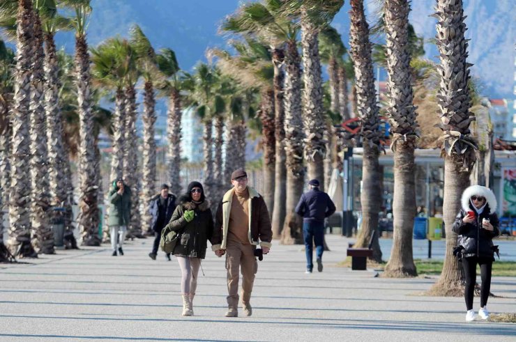 Karla Kaplı Türkiye’ye İnat Antalya’da Deniz Keyfi