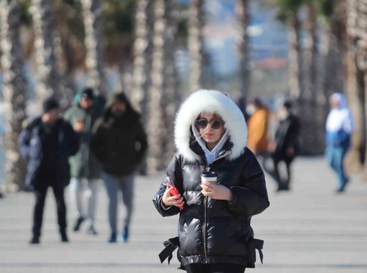 Karla Kaplı Türkiye’ye İnat Antalya’da Deniz Keyfi