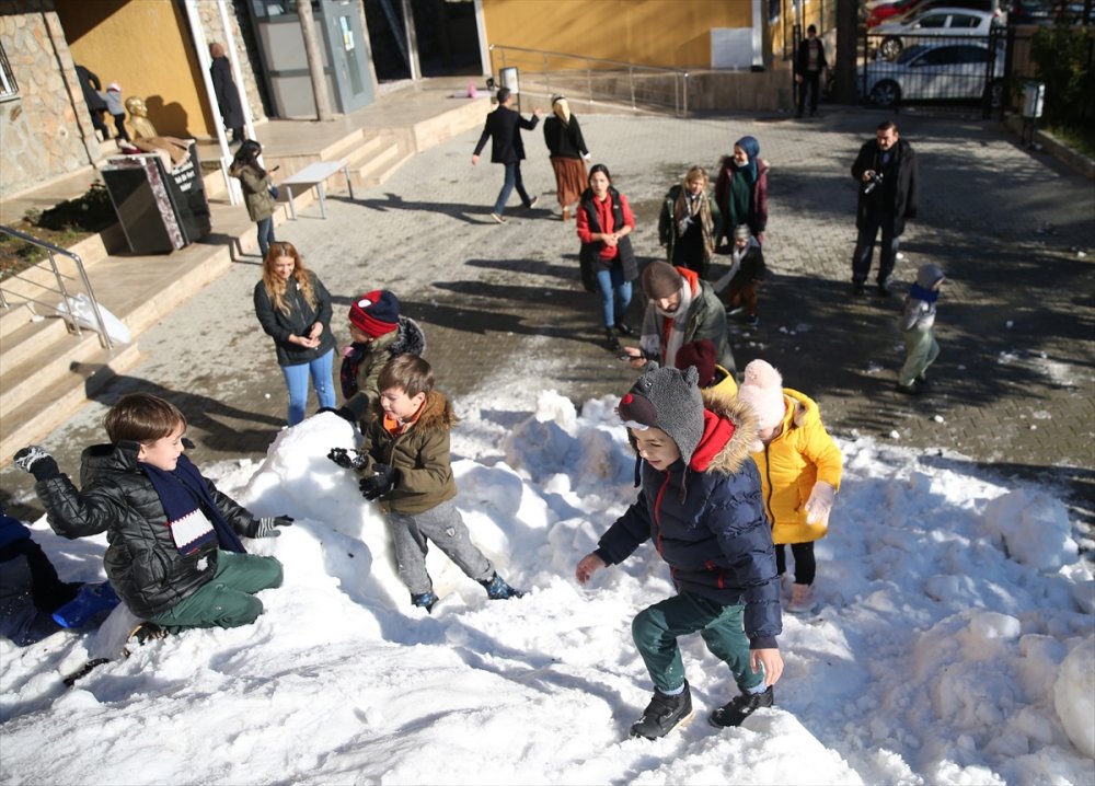 Alanya'da Özel Çocuklara Kamyonla Kar Servisi