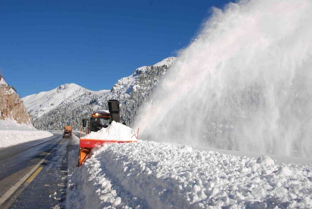 Antalya - Konya Karayolunda Kar Kalınlığı 2 Metreyi Buldu