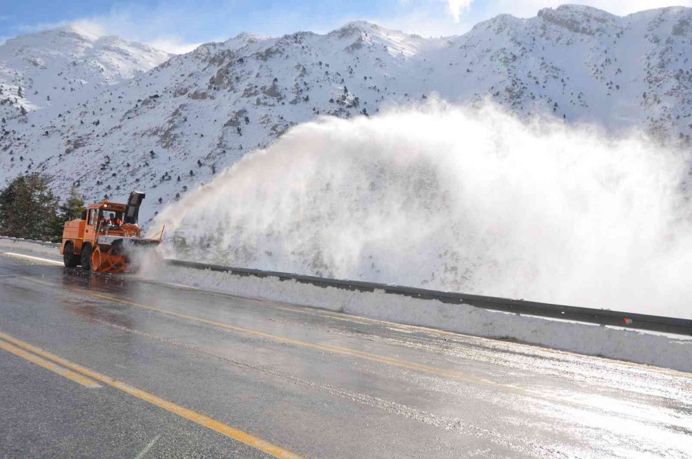 Antalya - Konya Karayolunda Kar Kalınlığı 2 Metreyi Buldu