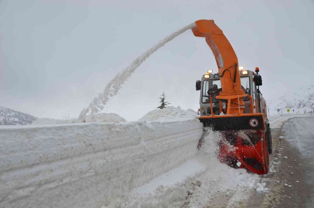 Antalya - Konya Karayolunda Kar Kalınlığı 2 Metreyi Buldu