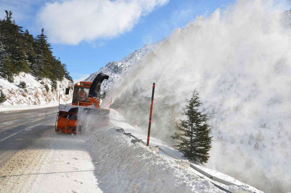 Antalya - Konya Karayolunda Kar Kalınlığı 2 Metreyi Buldu