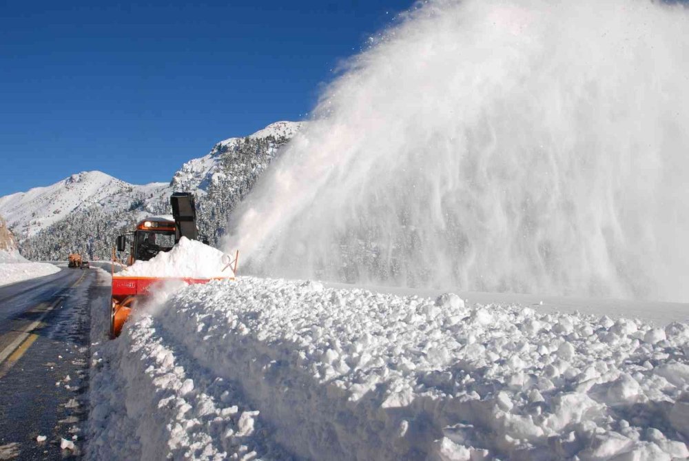 Antalya - Konya Karayolunda Kar Kalınlığı 2 Metreyi Buldu