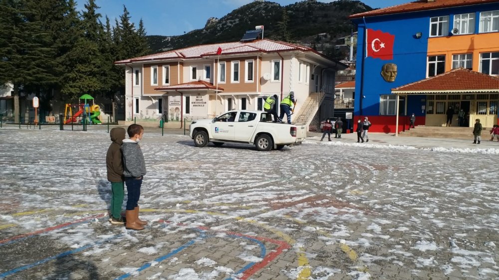 Antalya’da Buz Tutan Yollarda Tuzlama Çalışması