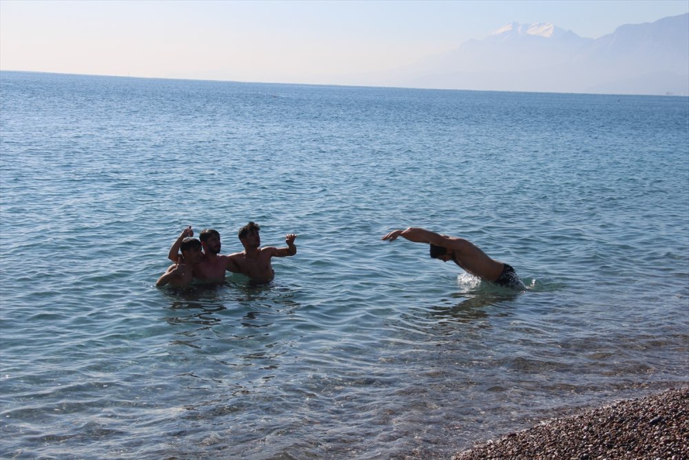 Bir Tarafı Kar Olan Antalya'da Deniz Keyfi de Yaşanıyor