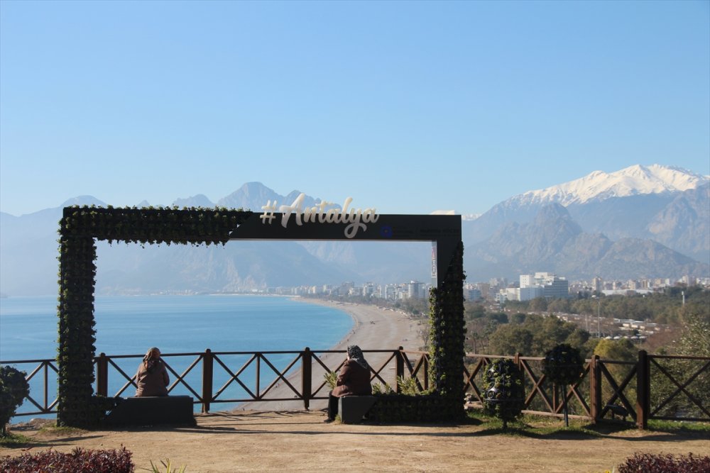 Bir Tarafı Kar Olan Antalya'da Deniz Keyfi de Yaşanıyor