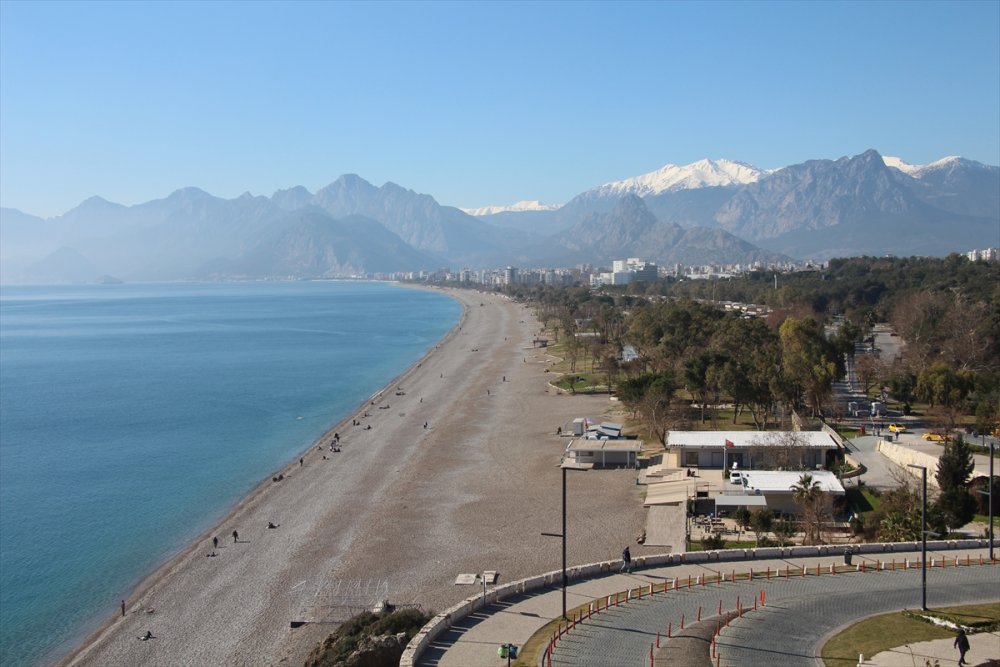 Bir Tarafı Kar Olan Antalya'da Deniz Keyfi de Yaşanıyor