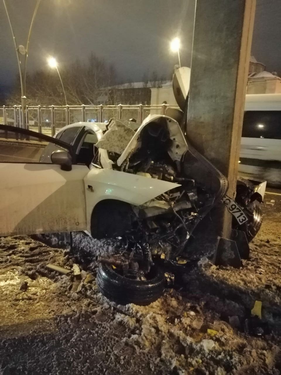 Kayseri'de Kontrolden Çıkan Otomobil Direğe Çarparak Durdu