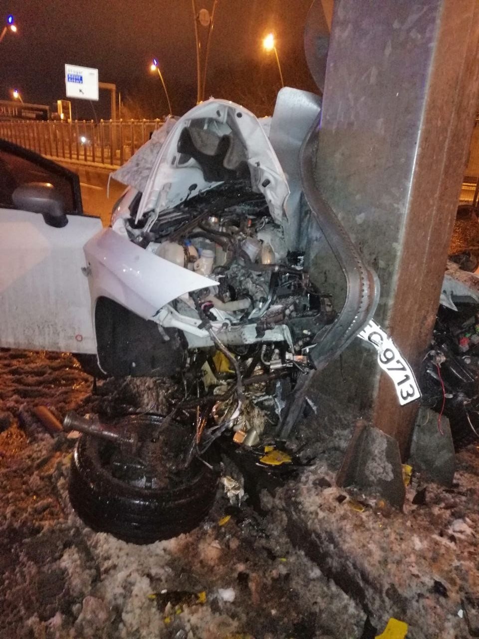 Kayseri'de Kontrolden Çıkan Otomobil Direğe Çarparak Durdu