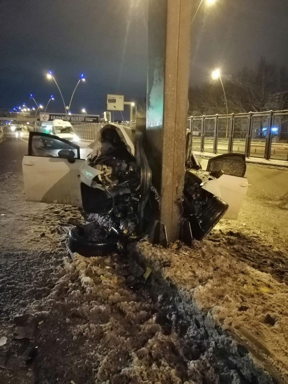 Kayseri'de Kontrolden Çıkan Otomobil Direğe Çarparak Durdu