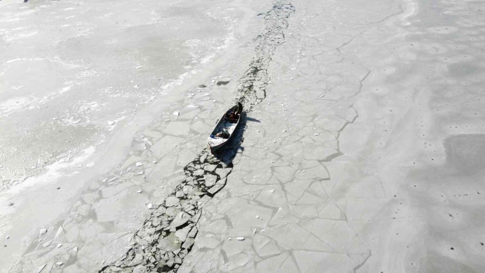Kıyıları Donan Beyşehir Gölü'nde Balık Mesaisi