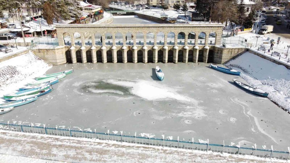 Kıyıları Donan Beyşehir Gölü'nde Balık Mesaisi