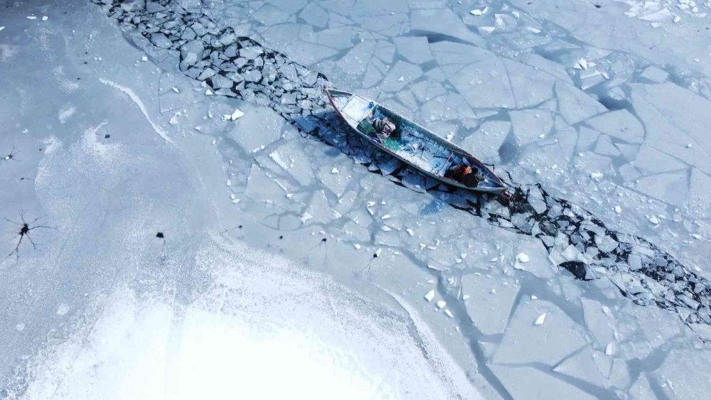 Kıyıları Donan Beyşehir Gölü'nde Balık Mesaisi
