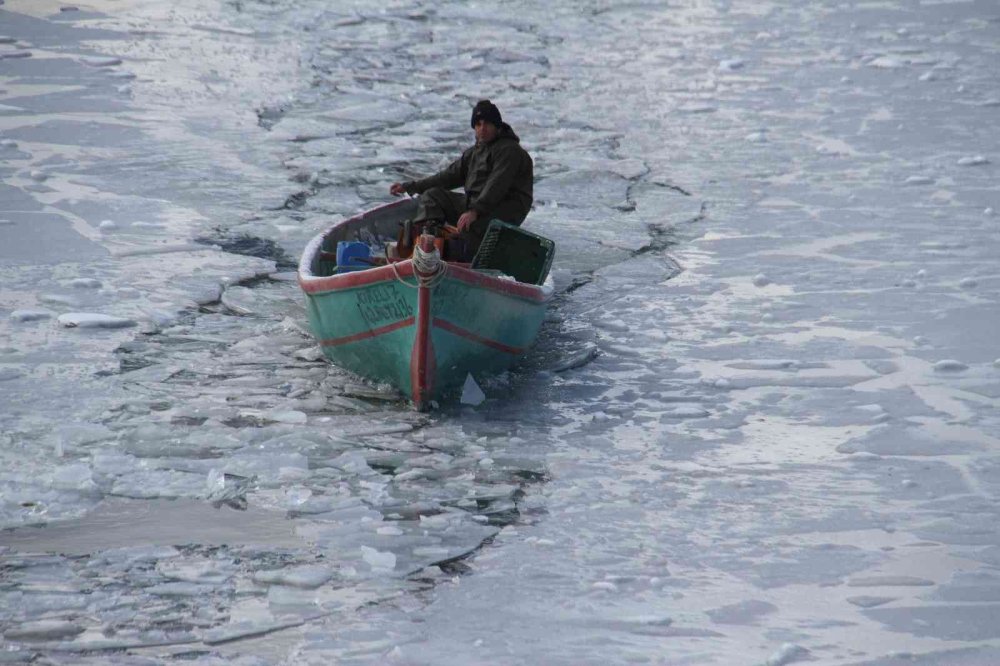 Kıyıları Donan Beyşehir Gölü'nde Balık Mesaisi