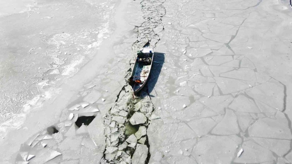 Kıyıları Donan Beyşehir Gölü'nde Balık Mesaisi