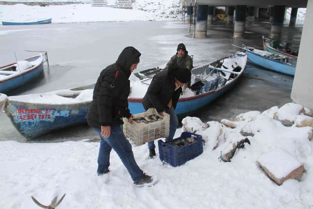 Kıyıları Donan Beyşehir Gölü'nde Balık Mesaisi