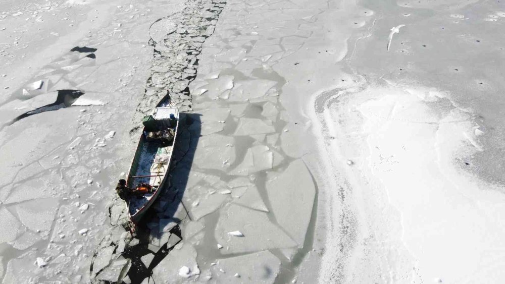 Kıyıları Donan Beyşehir Gölü'nde Balık Mesaisi