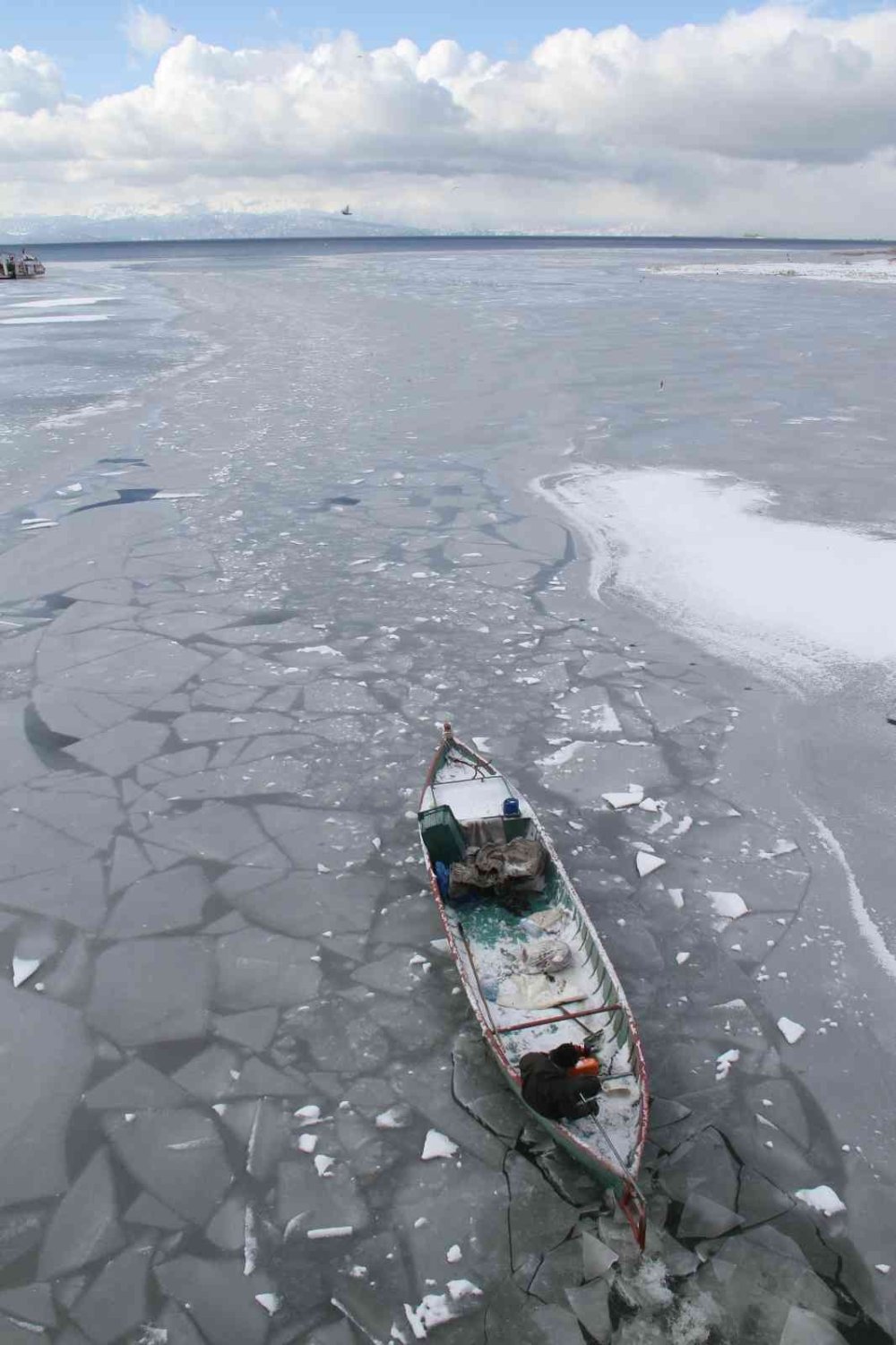 Kıyıları Donan Beyşehir Gölü'nde Balık Mesaisi