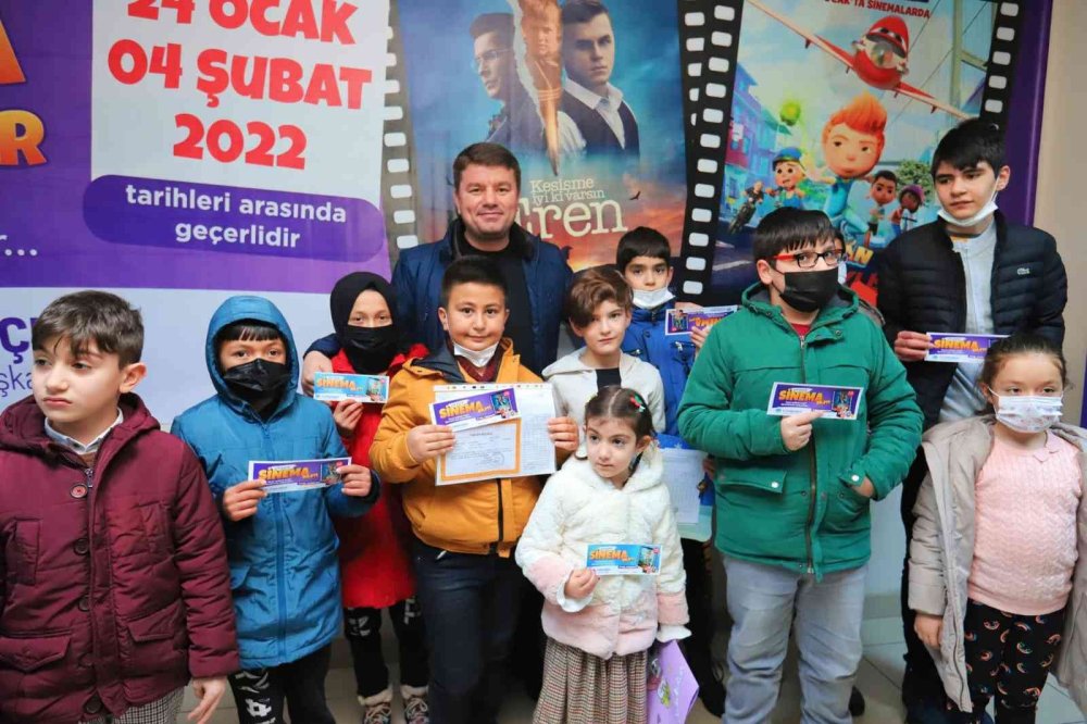 Aksaray Belediyesinden Karnesini Getiren Öğrencilere Jest