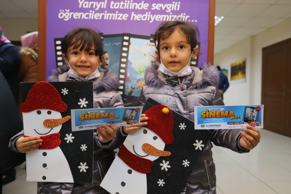 Aksaray Belediyesinden Karnesini Getiren Öğrencilere Jest