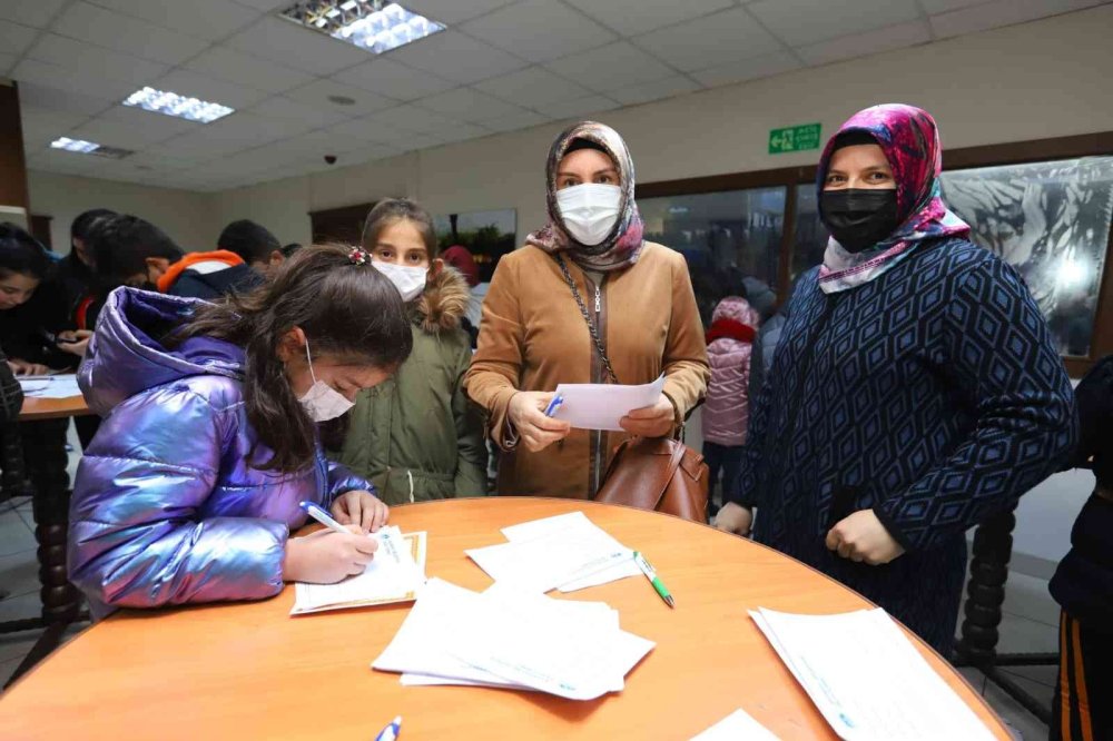 Aksaray Belediyesinden Karnesini Getiren Öğrencilere Jest