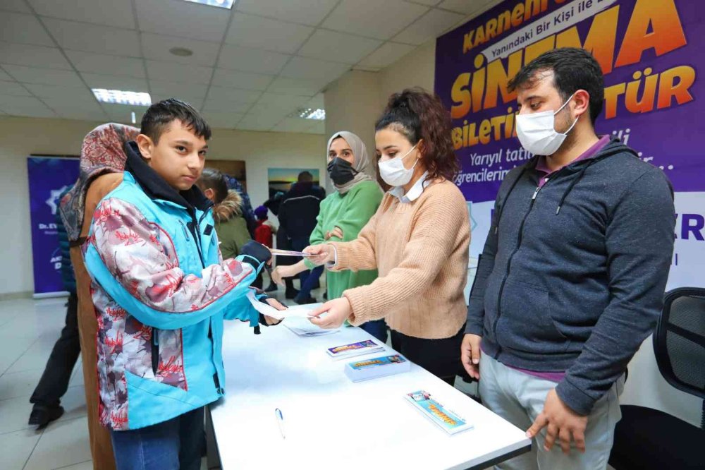 Aksaray Belediyesinden Karnesini Getiren Öğrencilere Jest
