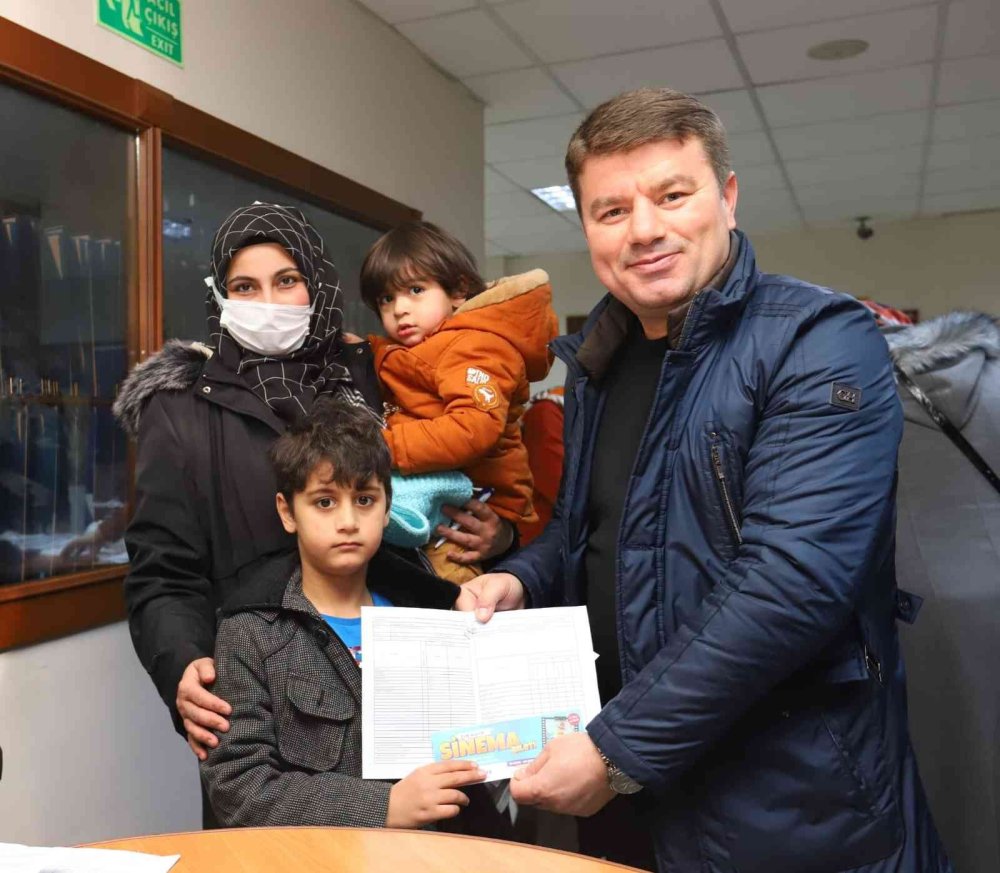 Aksaray Belediyesinden Karnesini Getiren Öğrencilere Jest