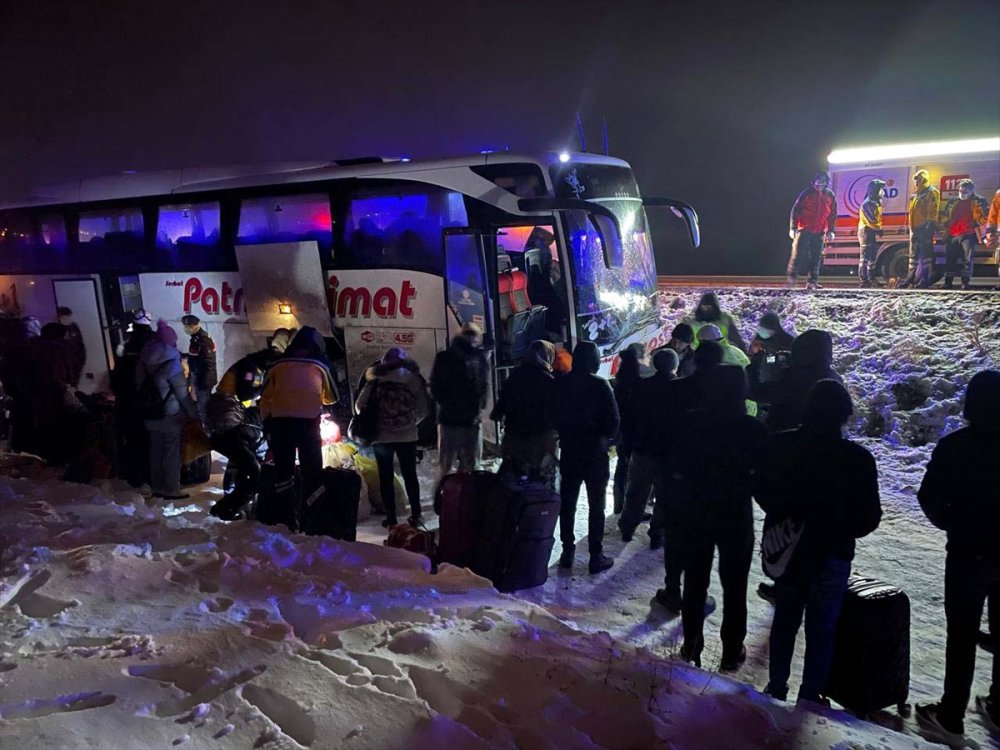 Aksaray'da Yolcu Otobüsünün Şarampole Düştüğü Kazada 4 Kişi Yaralandı