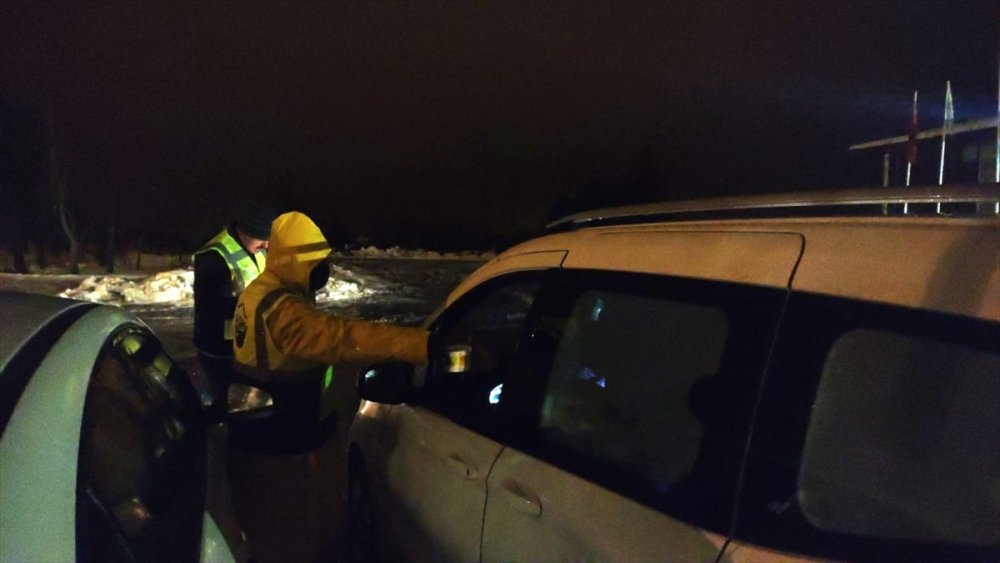 Konya'da Yolda Mahsur Kalanlara Belediyeden Sıcak Çorba İkramı