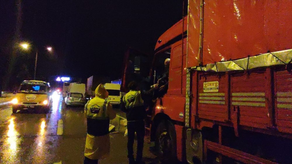 Konya'da Yolda Mahsur Kalanlara Belediyeden Sıcak Çorba İkramı