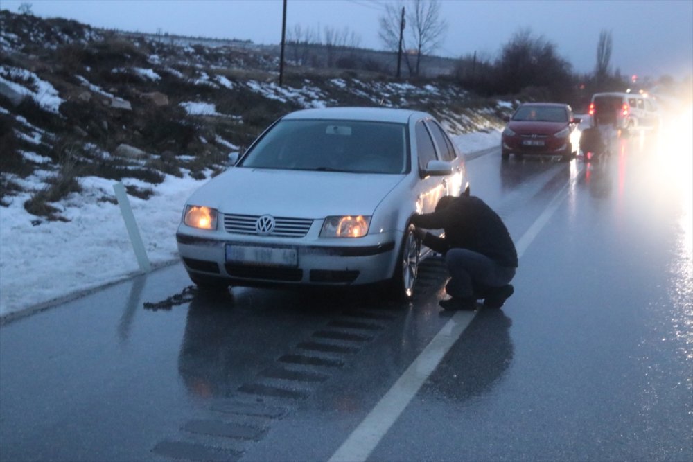 Sertavul Geçidinde Kar Yağışı Nedeniyle Ulaşım Kontrollü Sağlanıyor