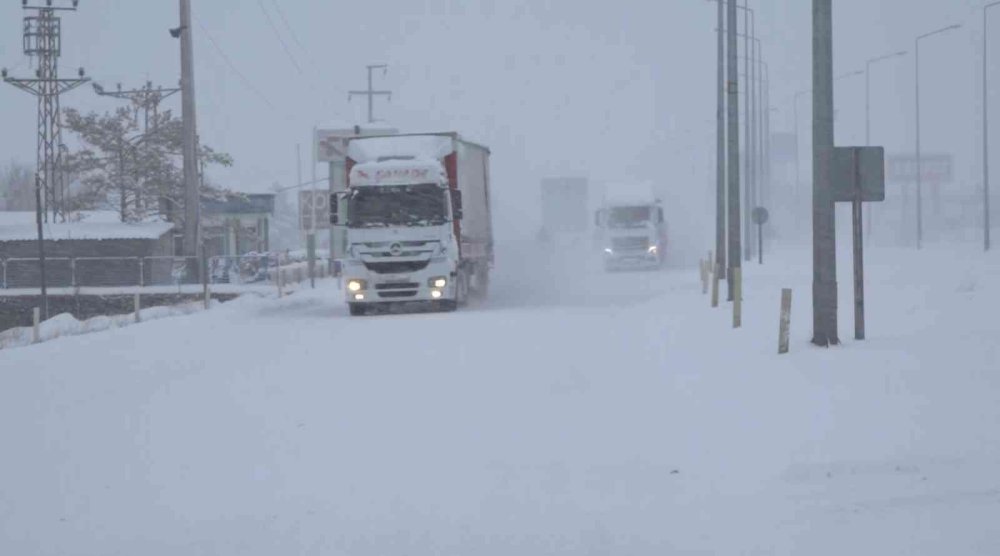 Aksaray’da Kar Ve Tipi Etkisini Sürdürüyor
