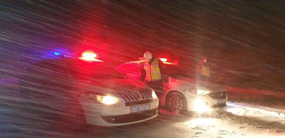 Aksaray’da Şiddetli Kar Ve Tipi Tüm Yolları Kapattı