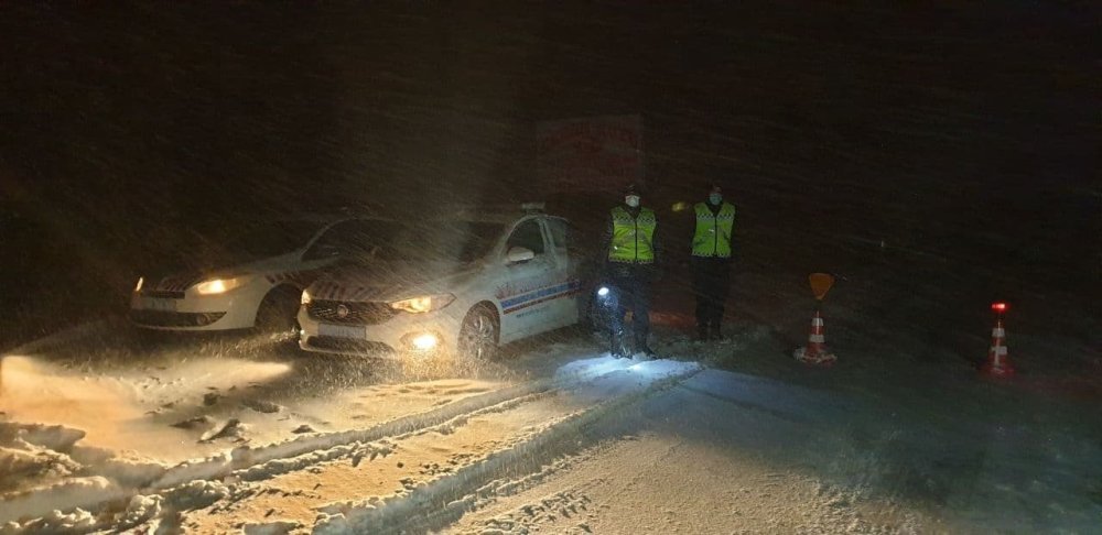 Aksaray’da Şiddetli Kar Ve Tipi Tüm Yolları Kapattı