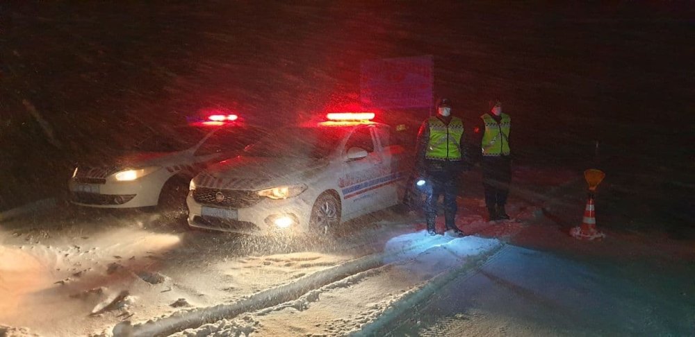 Aksaray’da Şiddetli Kar Ve Tipi Tüm Yolları Kapattı