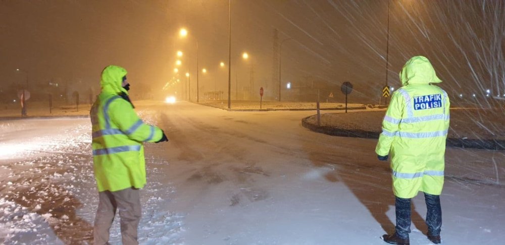Aksaray’da Şiddetli Kar Ve Tipi Tüm Yolları Kapattı