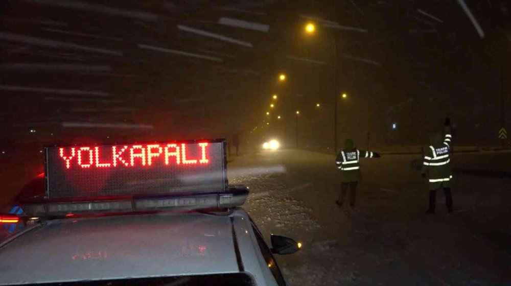 Aksaray’da Şiddetli Kar Ve Tipi Tüm Yolları Kapattı