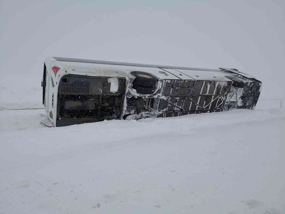 Aksaray'da Tur Otobüsü Devrildi