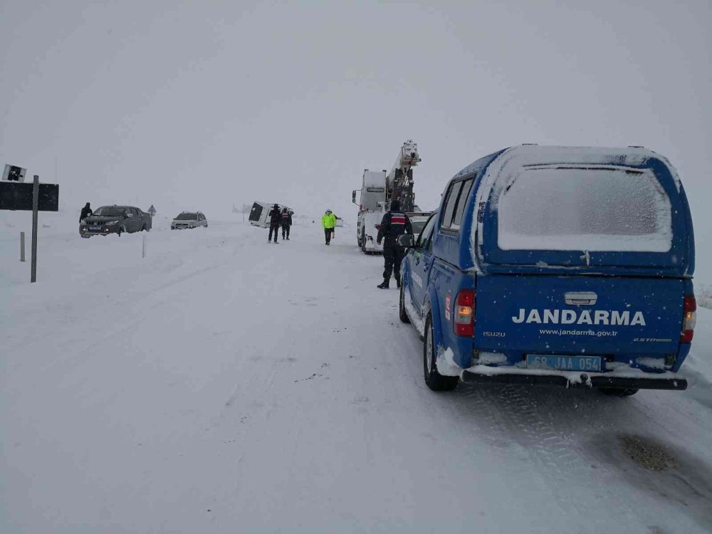 Aksaray'da Tur Otobüsü Devrildi