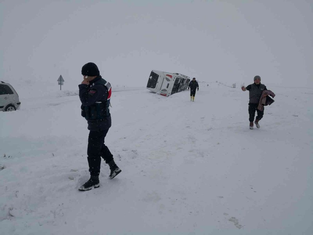 Aksaray'da Tur Otobüsü Devrildi