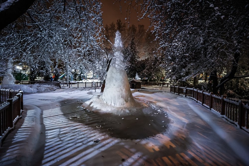 Ankara'nın Simgelerinden Kuğulu Park Beyaza Büründü
