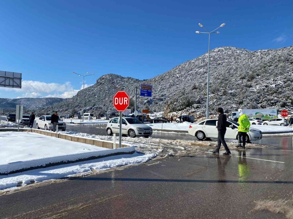 Antalya - Konya Karayolu Kar Sebebiyle 24 Saattir Kapalı