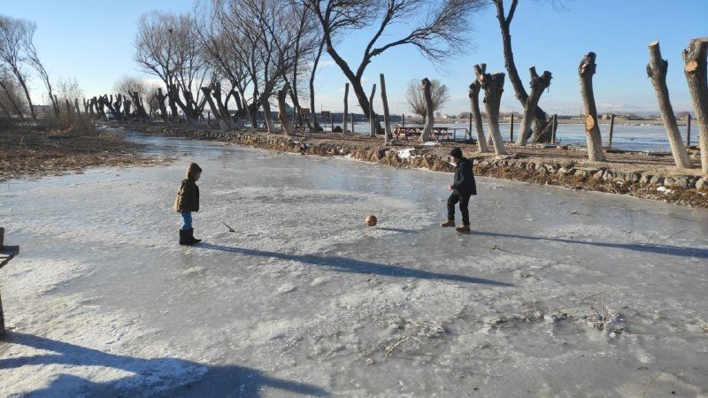 Buz Tutan Göletin Üzerinde Top Oynadılar