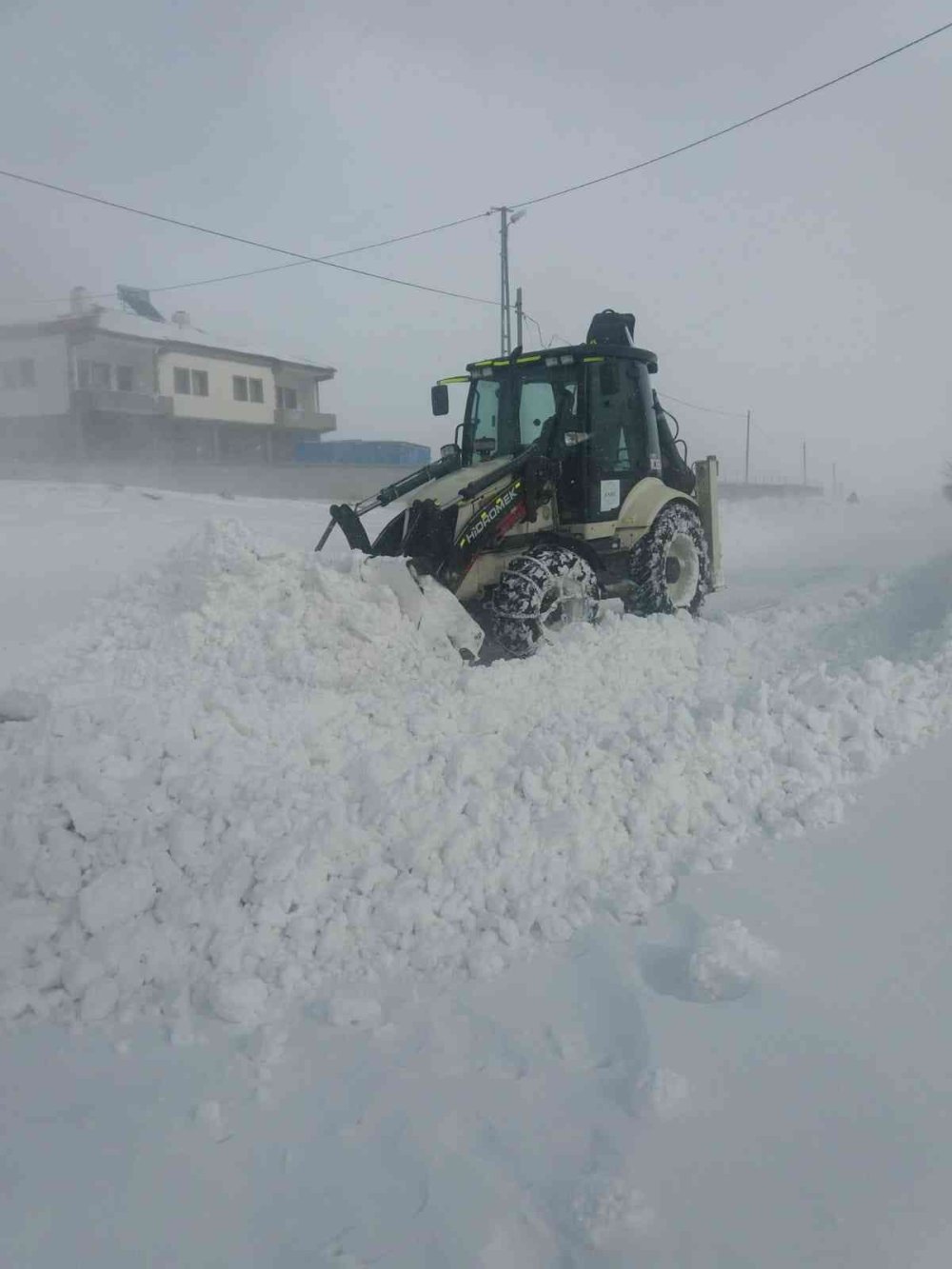 Kara Saplanan Cenaze Aracı Güçlükle Kurtarıldı