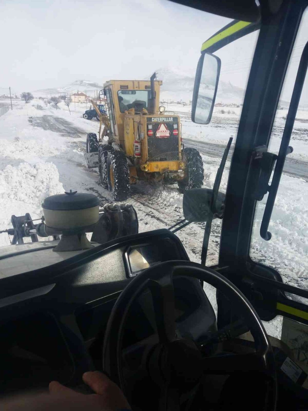 Kara Saplanan Cenaze Aracı Güçlükle Kurtarıldı